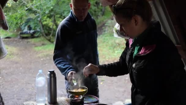 Famiglia Escursione Cucina Cibo Con Piccola Padella Bruciatore Gas Campeggio — Video Stock