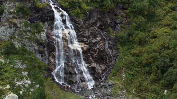 飞越美丽的瀑布 4K镜头 照相机从左向右旋转 — 图库视频影像