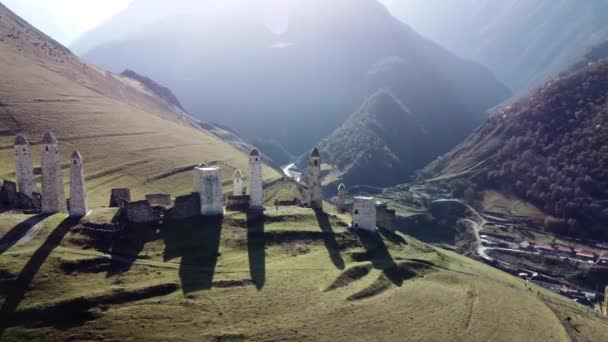 山の頂上にある歴史的な塔 エアリアルビュー 4K映像 — ストック動画