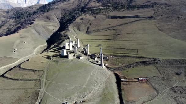 イングーシア共和国の歴史的な塔 カフカス山脈 上からの眺め — ストック動画