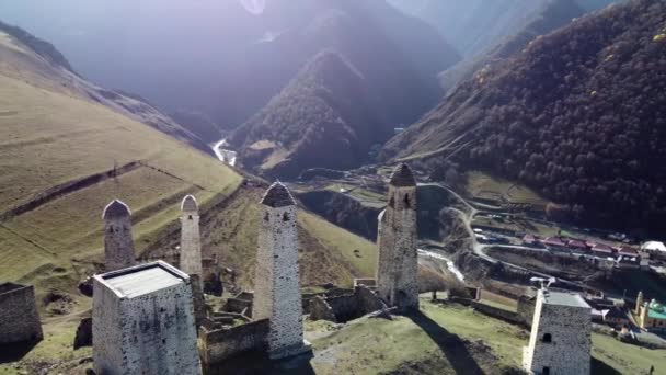 Ιστορικό Συγκρότημα Πύργων Στην Ινγκουσετία Στην Κορυφή Του Βουνού Θέα — Αρχείο Βίντεο