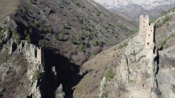 Сторожевые Башни Горах Скале Входа Ущелье Исторические Башни Горах Кавказа — стоковое видео