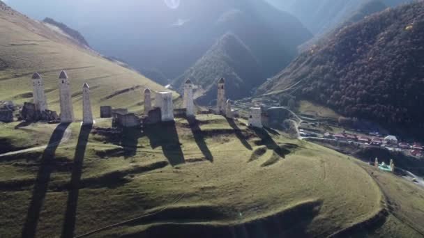 緑の丘の上に置かれた歴史的な塔の上をドローン飛行 — ストック動画