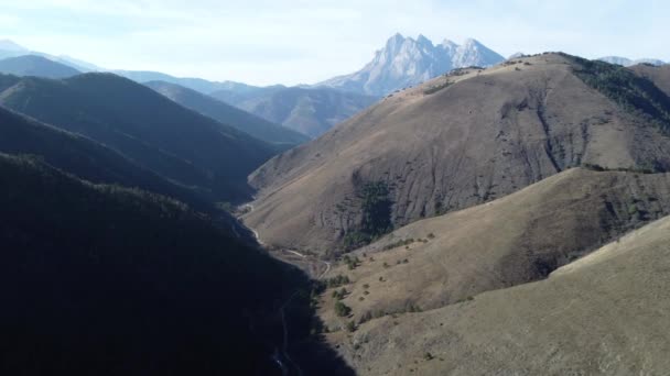 山間の曲がりくねった道 空中映像4K映像 — ストック動画
