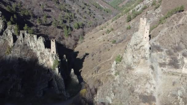 摄像机越来越靠近位于峡谷入口处岩石上的历史了望塔 空中俯瞰4K — 图库视频影像