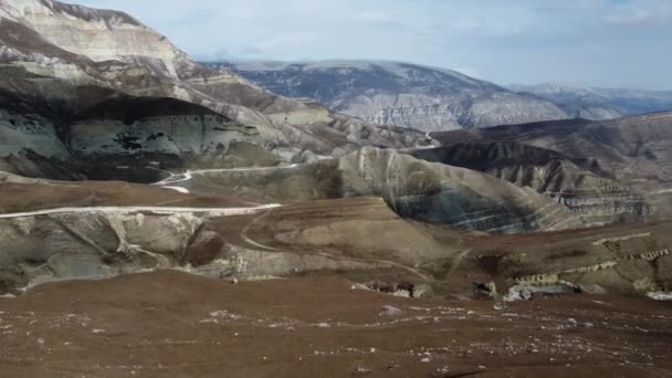 Όμορφο Τοπίο Του Καυκάσου Ορεινό Έδαφος Δρόμοι Ορεινή Έρημος Αεροφωτογραφία — Αρχείο Βίντεο
