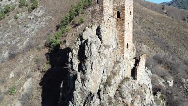 Историческая Башня Вершине Горы Вид Снизу Вверх — стоковое видео
