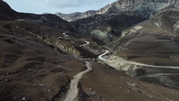 Ένα Τηλεκατευθυνόμενο Πετάει Πάνω Από Τον Ορεινό Δρόμο Όμορφη Καυκάσιος — Αρχείο Βίντεο