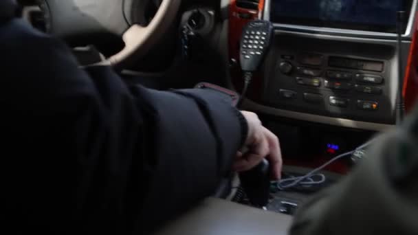Динамическое Дрожащее Видео Человека Переключает Автоматическую Коробку Передач Время Вождения — стоковое видео