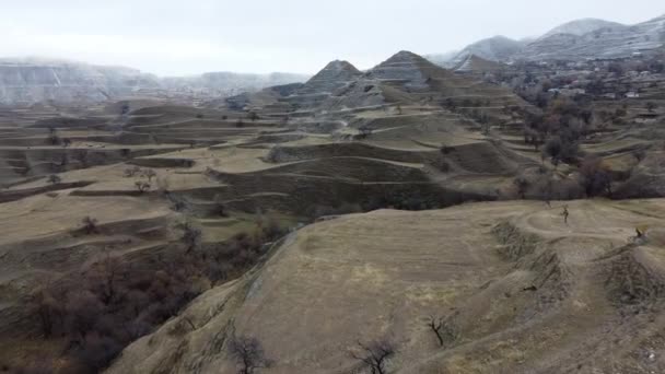 Berglandschap Heuvels Met Dagestan Piramides Luchtfoto — Stockvideo