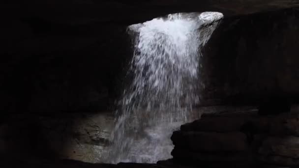 Yeraltı Şelalesi Karanlık Mağarada Dağıstan Cumhuriyeti — Stok video