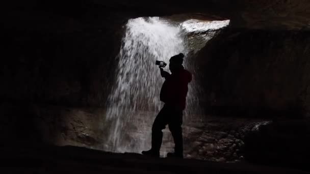 Silueta Nepoznatelný Blogger Člověk Záběr Podzemní Vodopád Chytrým Telefonem Elektrickým — Stock video