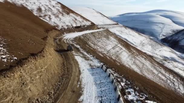 Uma Viagem Através Montanhas Cobertas Neve Offroad Pela Expedição Suv — Vídeo de Stock