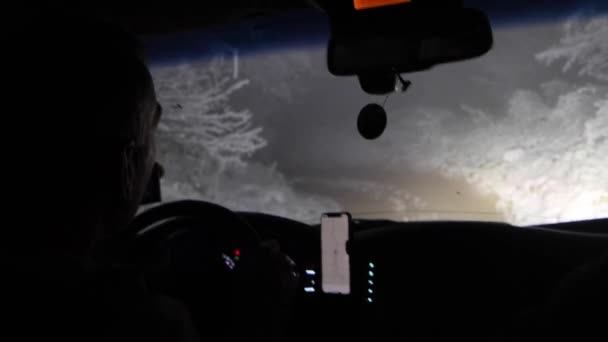 Чоловік Водить Машину Засніженій Дорозі Лісі Вид Зсередини Силует Відео — стокове відео