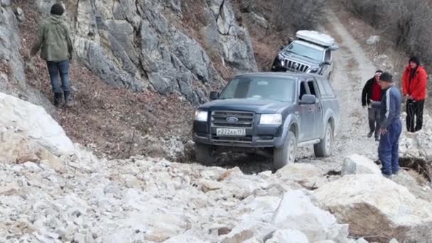 ロシアのダゲスタン 2021年10月12日 カスタマイズされたオフロード遠征車は 山の道で挑戦的な岩の地形を征服しようとし それを征服することはできません 危険な山道 オフロードドライブ — ストック動画