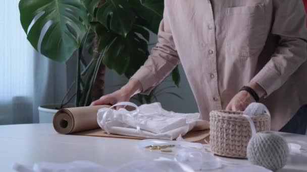 Mulher Embala Coisa Com Papel Ecológico Artesanal Preparando Para Entrega — Vídeo de Stock