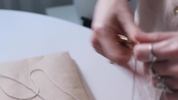 Kézműves Ökopapírba Kötélbe Csomagolva Felkészülés Szállításra Eladásra Közelkép Felülnézetből — Stock videók