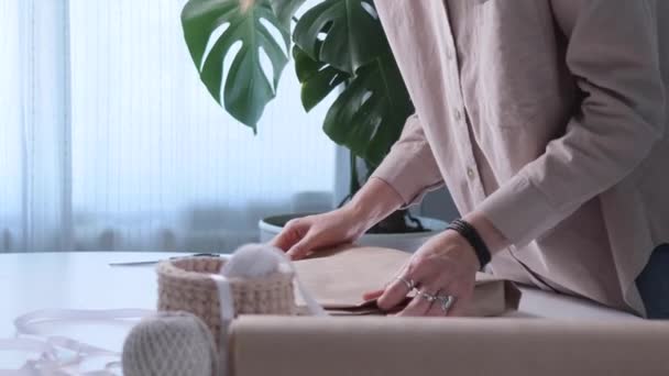 Kadın Hediye Hazırlıyor Işi Eko Ambalaj Kağıdıyla Paketliyor Yakın Çekim — Stok video