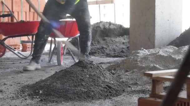 Byggarbetare Blandar Cement Med Spade Byggarbetsplatsen Hårt Fysiskt Arbete Oigenkännlig — Stockvideo