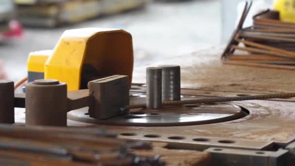 Ein Arbeiter Bereitet Bewehrung Vor Biegt Metall Mit Einer Speziellen — Stockvideo