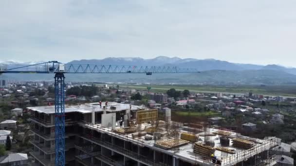 Pemandangan Udara Dari Lokasi Konstruksi Yang Ramai Menampilkan Bangunan Bertingkat — Stok Video