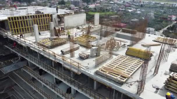 Вид Сверху Строительство Высотного Здания Подчеркивающий Рабочий Процесс Крыше Развивающейся — стоковое видео