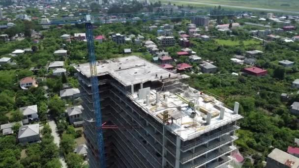 高層ビルの開発に重点を置いたダイナミックな建設現場のオーバーヘッドビュー — ストック動画