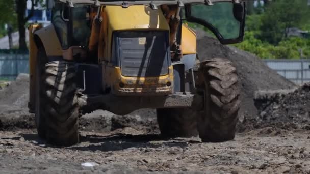 Escavadora Amarela Uma Máquina Construção Habilmente Move Para Trás Local — Vídeo de Stock