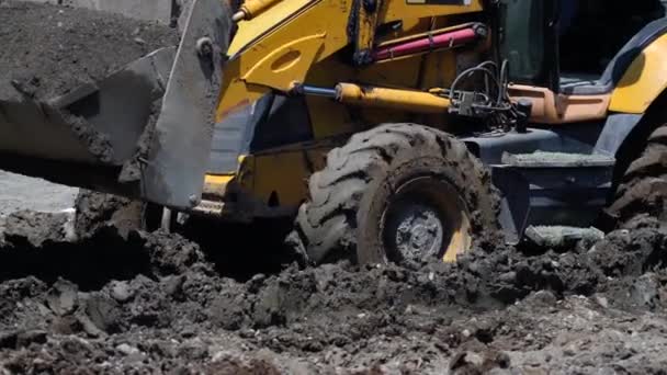 建設現場の掘削機の詳細なビュー 効率的に土地を輸送するようにクローズアップ 動作中の重機械の精度を強調 — ストック動画