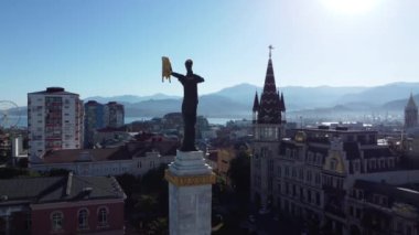 Medea 'nın hava silueti ve Gürcistan' ın Batumi kentindeki Avrupa Meydanı 'ndaki Altın Post anıtı..