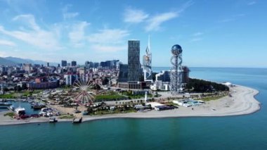 Batumi 'nin ana sahil manzarasının klibi, tatil köyünün sahil şeridini yüksek bir perspektiften gösteriyor. Şehrin başlıca ilgi odağı.