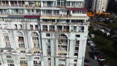 Batumi 'deki Magnolia konut kompleksinin yan görüntüleri, kendi kendini inşa etme, ön cephe onarımı ve sürmekte olan restorasyon çalışmaları