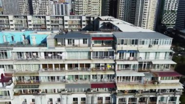 Batumi 'deki Magnolia yerleşim alanının yan görüntülerinde kendi kendine eklenen eklentiler ve binanın ihmal edilmiş dış görünüşü görülüyor..