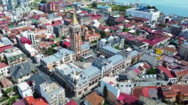 Batum 'un Eski Şehir ve Piazza Meydanı' nın yukarıdan canlı çatı renklerini gösteren hava videosu.