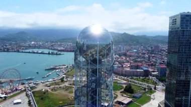 Alfabe Kulesi 'nin hava aracı görüntüleri, Batumi, Georgia' da önemli bir dönüm noktası..