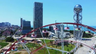 Batumi 'nin toprak setindeki dönme dolabın hava görüntüsü yukarıdan çekimin yapısını gösteriyor..