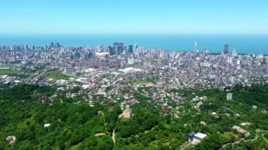 Gürcistan 'ın Karadeniz kıyısındaki Batumi şehrinin tamamını gören bir dağdan panoramik manzara.