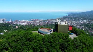 Batumi 'nin gözlem güvertesinden, dağın tepesinden sahil manzarasına giden teleferik güzergahını gösteren hava görüntüsü..