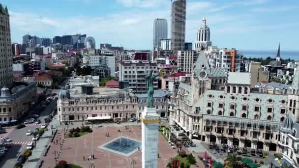 人気の観光ランドマークであるメデア像をフィーチャーしたバトゥミのヨーロッパ広場の航空ビデオ — ストック動画