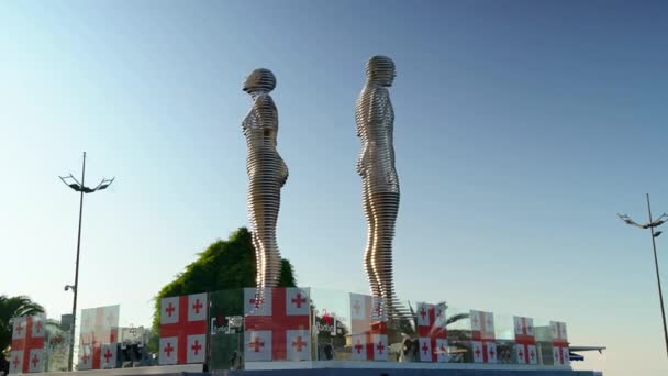 Timelapse Showcasing Dynamic Ali Nino Monument Batumi Capturing Motion Figures — Stock Video