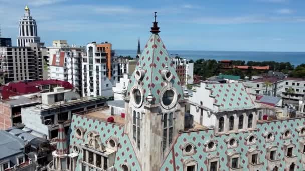 바투미의 도시의 랜드마크에서 활기찬 지붕이있는 스타일의 강조하는 — 비디오