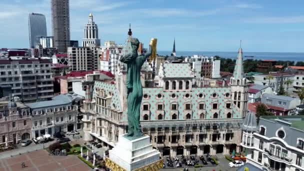中央ヨーロッパ広場と主要観光地バトゥミのメデア像の背面を撮影する空中ビュー — ストック動画