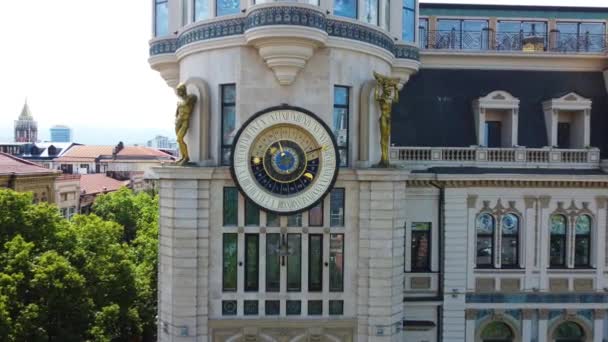 Nahaufnahme Des Astronomischen Uhrenturms Von Batumi Ein Herausragender Anblick Georgien — Stockvideo