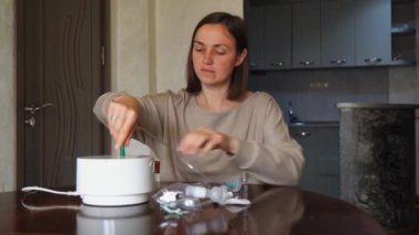 Evde solunum cihazı kuran genç bir kadın var..