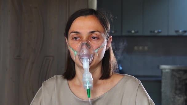 在家中使用吸入器口罩进行呼吸护理的年轻妇女的画像 — 图库视频影像