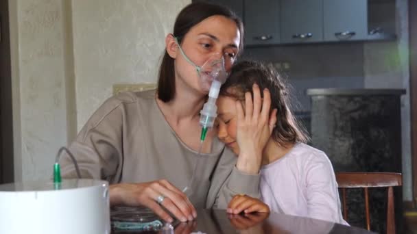 Mutter Und Tochter Einem Tisch Frau Mit Maske Inhaliert Medikamente — Stockvideo