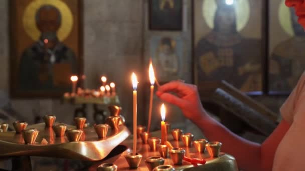 Portrét Ženy Šátku Stojící Kostele Zírající Hořící Svíčky Teplá Záře — Stock video