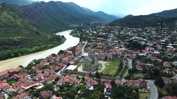 Perspectiva Aérea Mtskheta Geórgia Mostrando Famosa Catedral Svetitskhoveli Cidade Desenrola — Vídeo de Stock