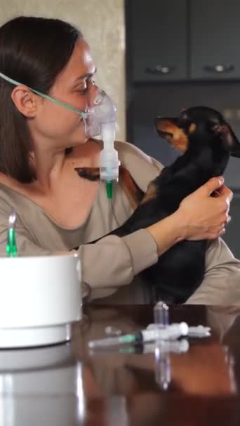 Wanita Dalam Masker Oksigen Memegang Seekor Anjing Kecil Dalam Pelukannya — Stok Video