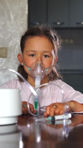 Retrato Uma Menina Tratamento Respirando Uma Máscara Com Nebulizador Olhando — Vídeo de Stock